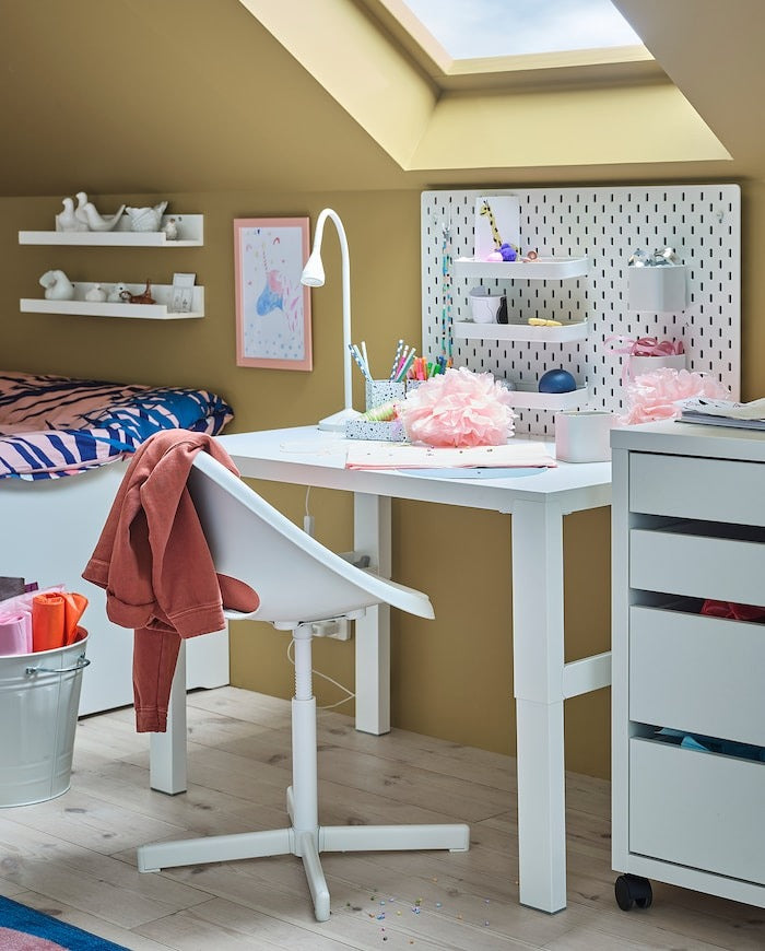 IKEA NAVLINGE LED work lamp in white color.