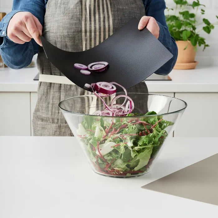 Flexible chopping board bent for easy pouring of vegetables