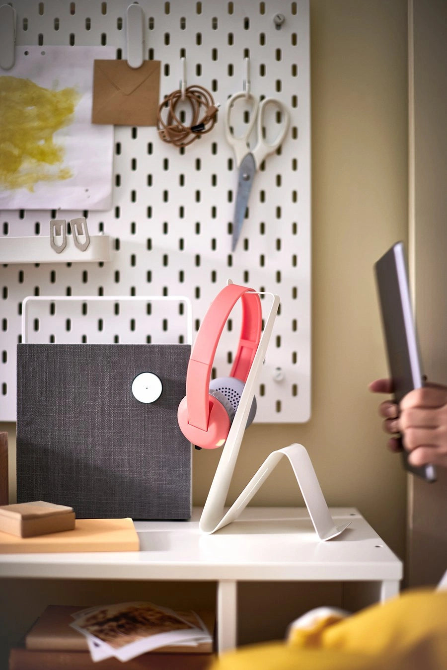 Side view of IKEA MOJLIGHET headphone stand
