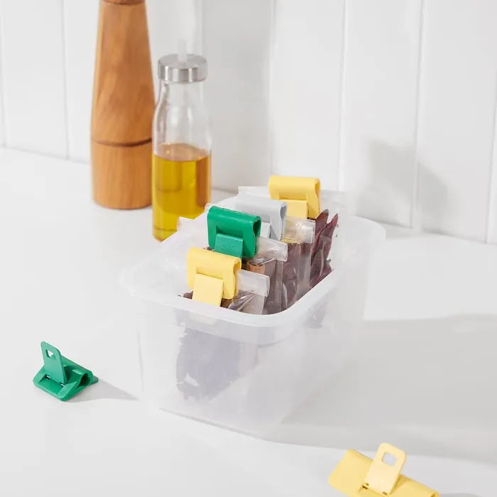 Sealing clips used as food storage accessories in kitchen