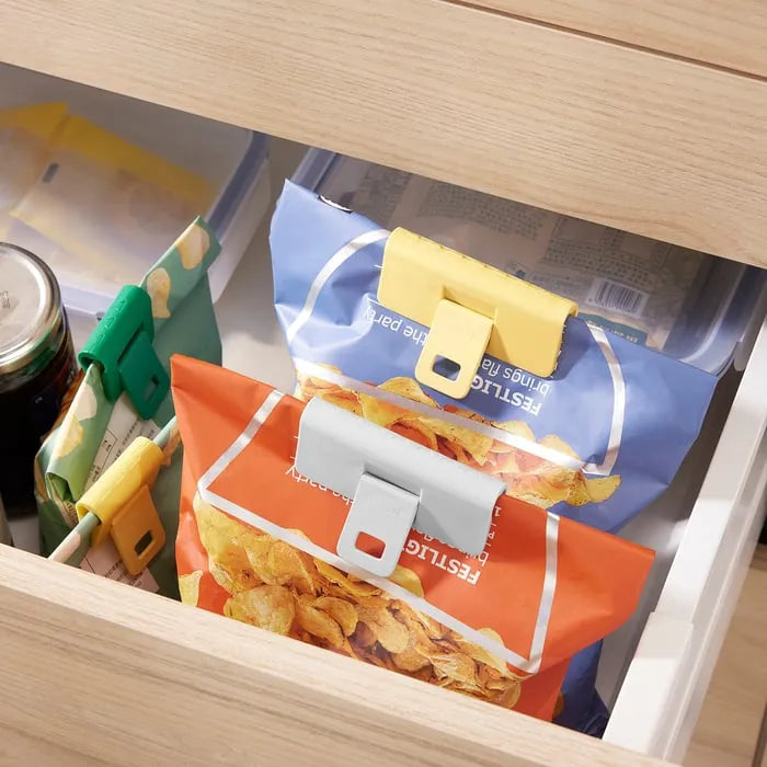 Sealing clips used as food storage accessories in kitchen