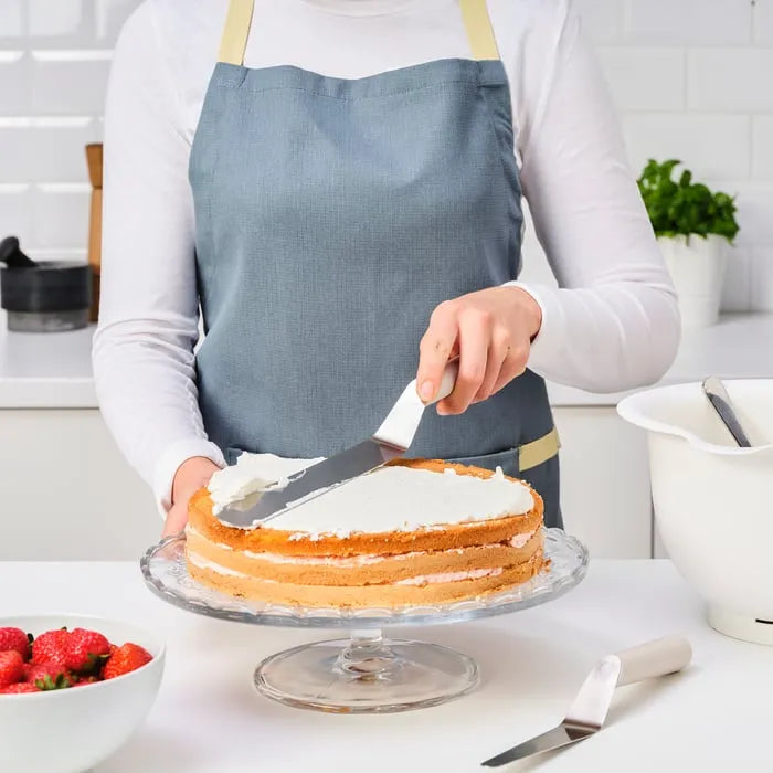 Using offset spatula to spread icing on cake